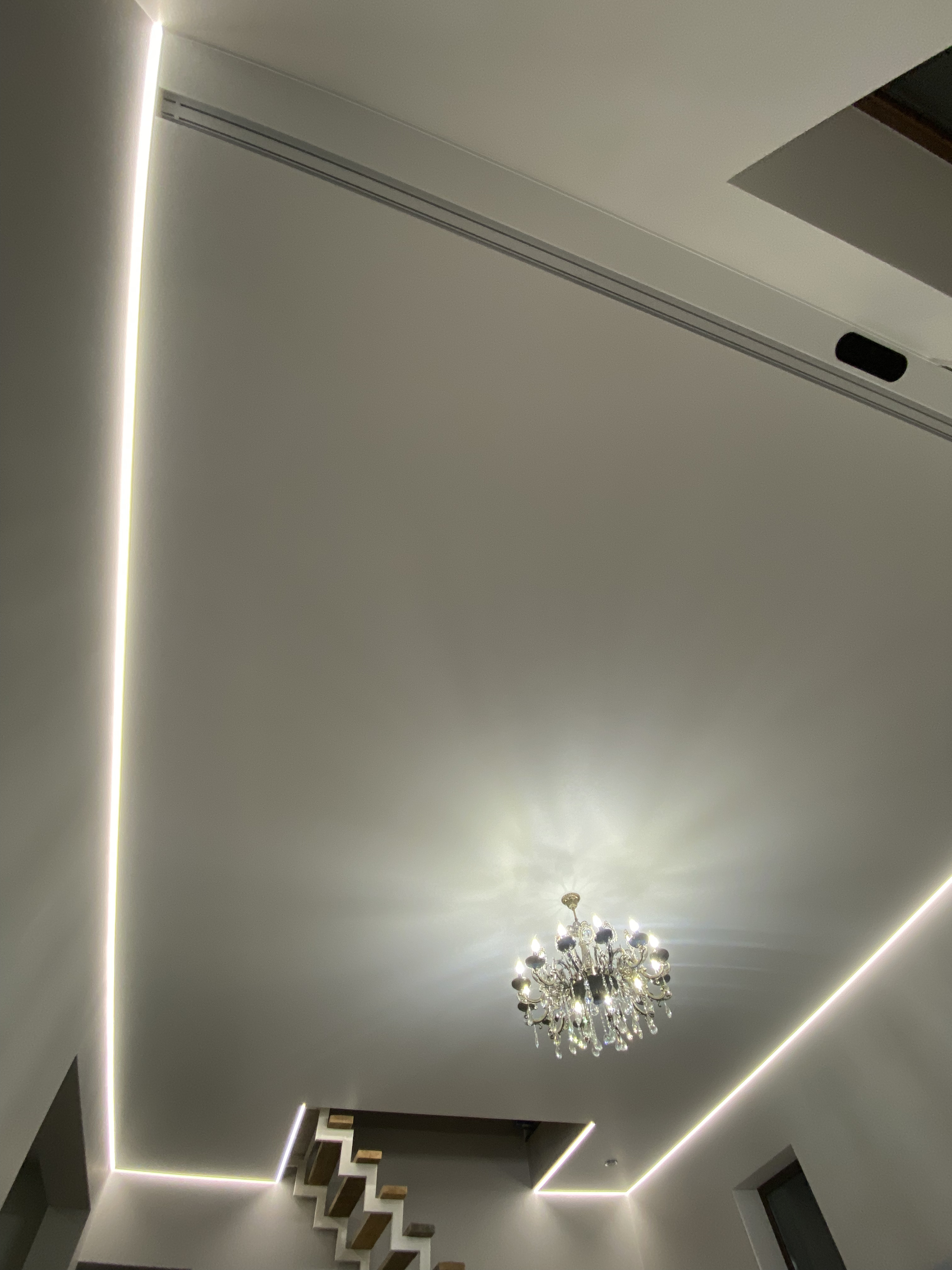 Скрытый металлический П-образный карниз