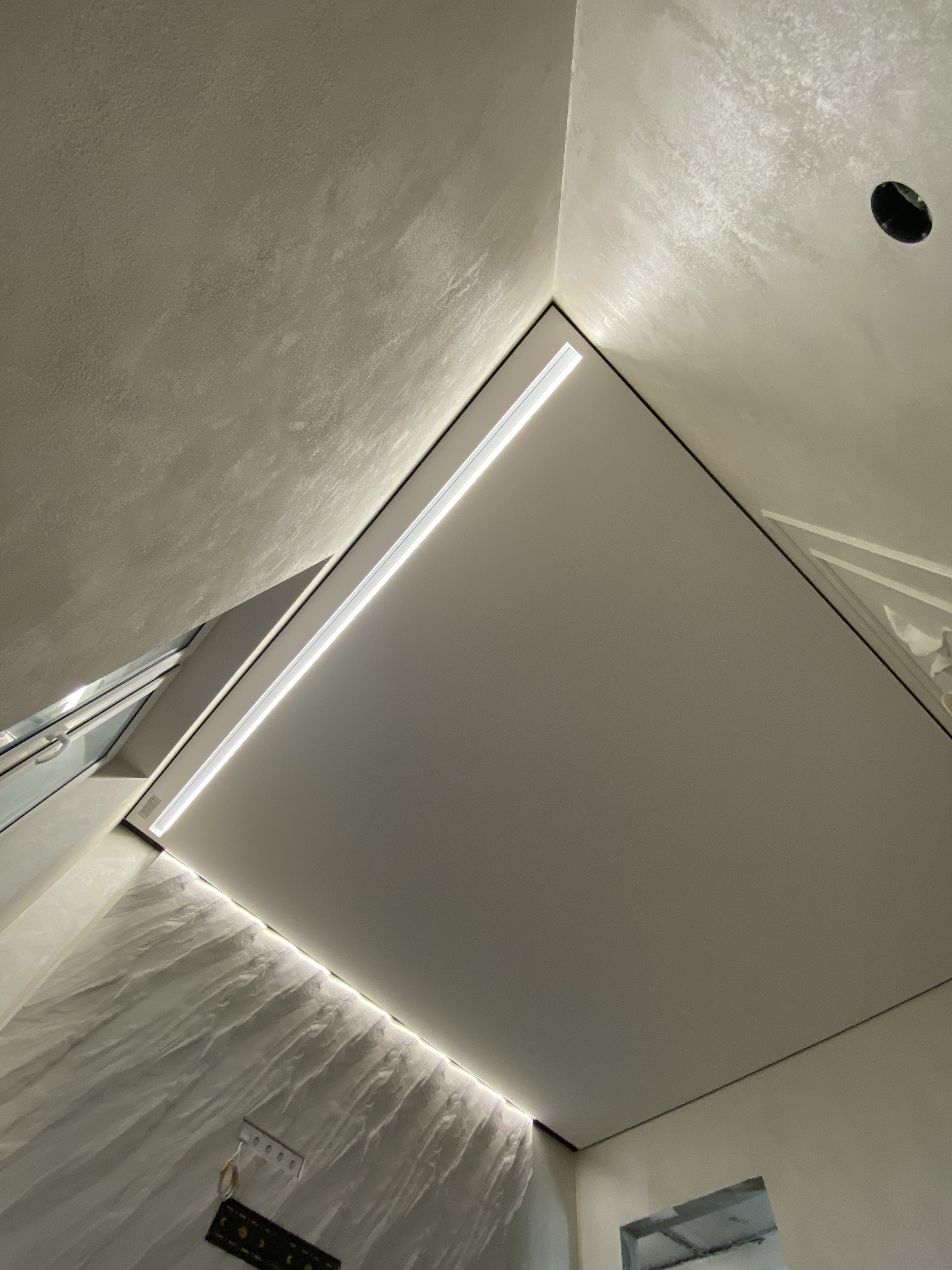 Скрытый металлический П-образный карниз с подсветкой