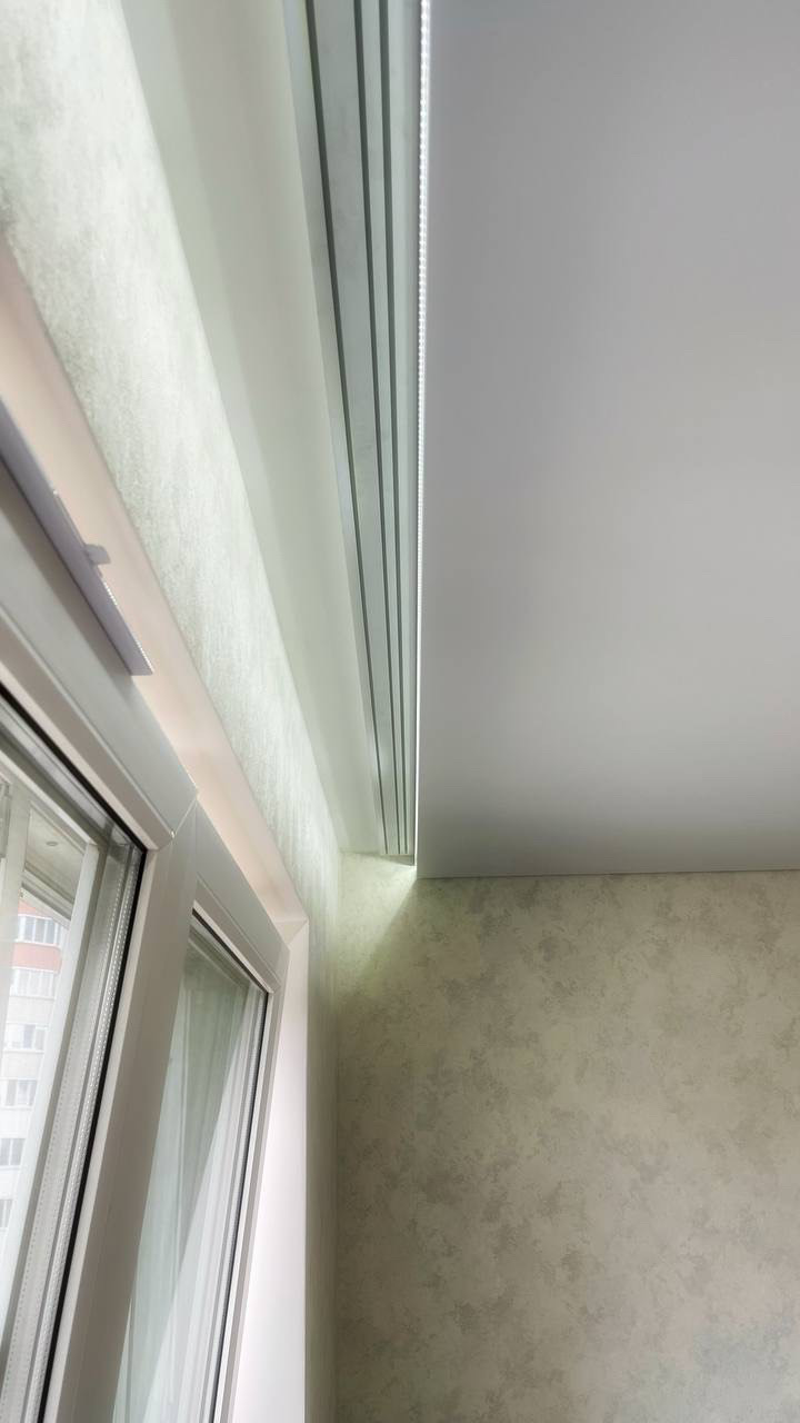 Скрытый металлический Г-образный карниз с подсветкой