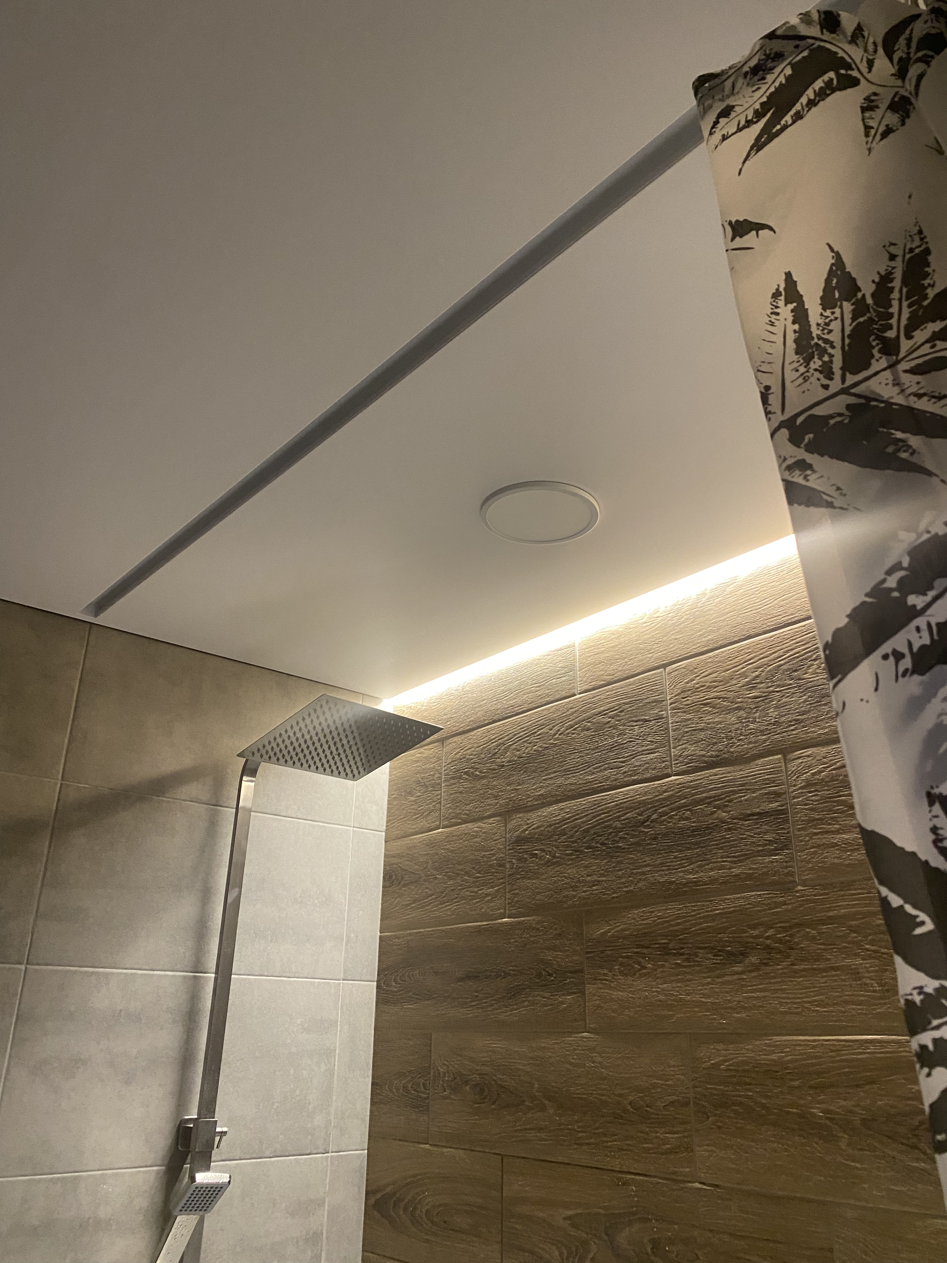 Скрытый металлический однорядный карниз